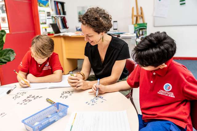 Phương pháp giáo dục Montessori giúp trẻ có cơ hội trải nghiệm môi trường xung quanh